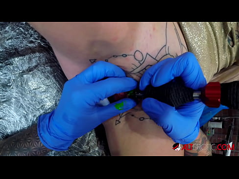 ❤️ Ekstreme tatuita varmulo Sully Savage ricevis tatuon sur sia klitoro Porno ĉe porno eo.robosexshop.ru ️❤