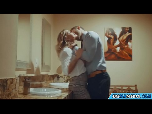 ❤️ Kiam belplena blondulo delogas vin en publika necesejo Porno ĉe porno eo.robosexshop.ru ️❤